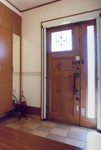 雰囲気のある玄関ドアと、アンティーク調のタイルの市松模様張りがとても素敵に仕上がりました。