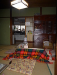 before：リフォーム前お食事をとっていた居間。キッチンと応接室に挟まれた和室の茶の間は、昼でも電気をつけていました。