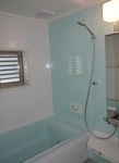 バスルームは、壁のアクセントカラーのアクアブルーに合わせ、浴槽もブルー系で、爽やかで清潔なバスルームになりました。