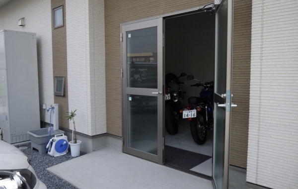 バイクガレージ入口(内装リフォーム)