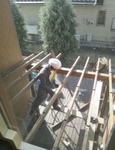 屋根施工中。