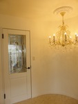 こだわりのシャンデリアと、LIXILの装飾ドアがマッチして、素敵な仕上がりに。